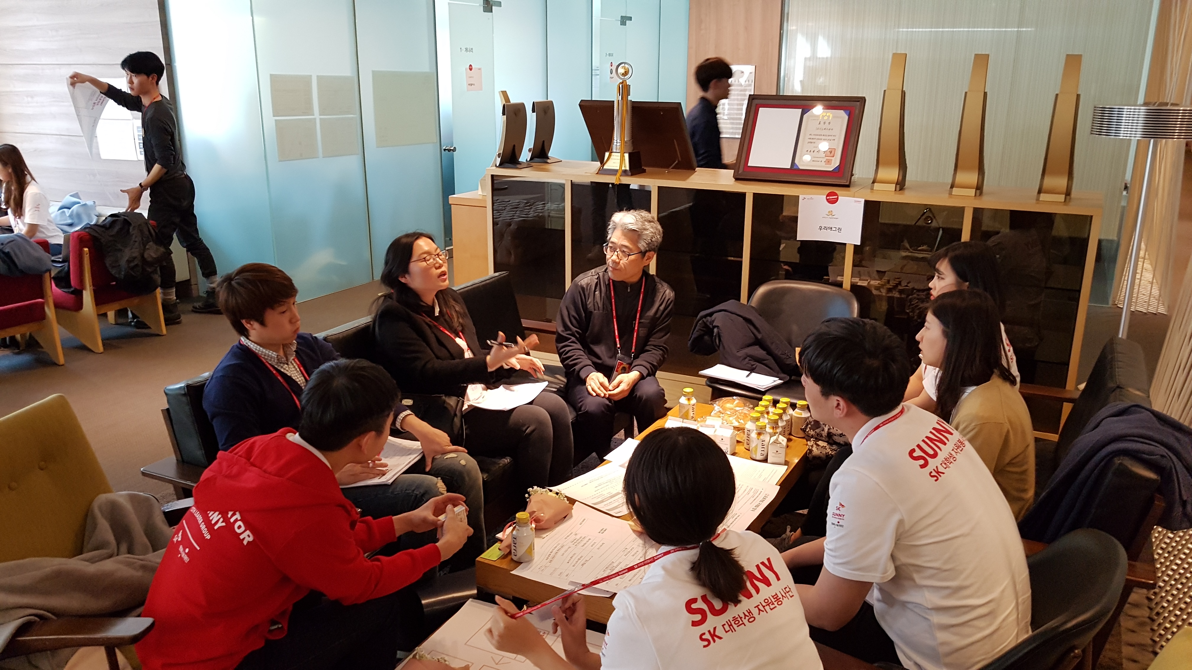 SK SUNNY 사회적기업 서포터즈 워크숍 참관 사진-참여자들이 토의하고 있는 모습