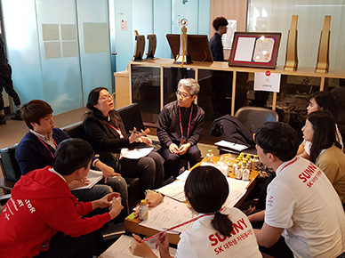 SK SUNNY 사회적기업 서포터즈 워크숍 참관 사진-참여자들이 토의하고 있는 모습